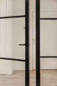 Czym są drzwi pivotowe i jak działają?