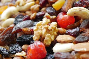 Orzechy i bakalie jako idealna przekąska do pracy i szkoły