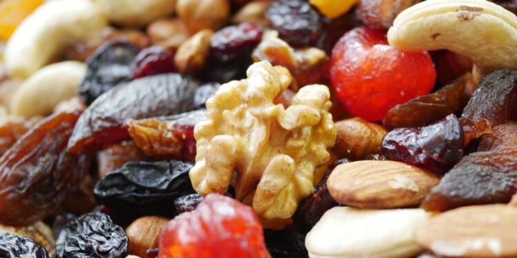 Orzechy i bakalie jako idealna przekąska do pracy i szkoły